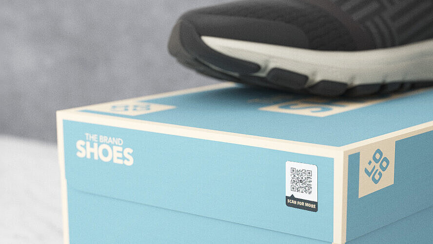 标有“The Brand Shoes”的鞋盒配备二维码，用于产品鉴别真伪，支持品牌防伪和消费者信任。