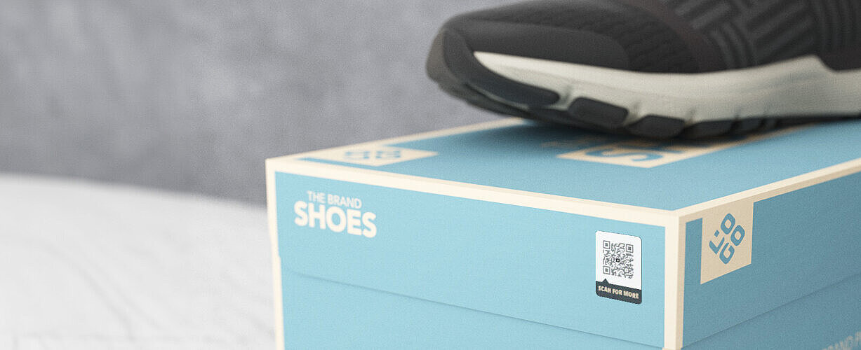 标有“The Brand Shoes”的鞋盒配备二维码，用于产品鉴别真伪，支持品牌防伪和消费者信任。